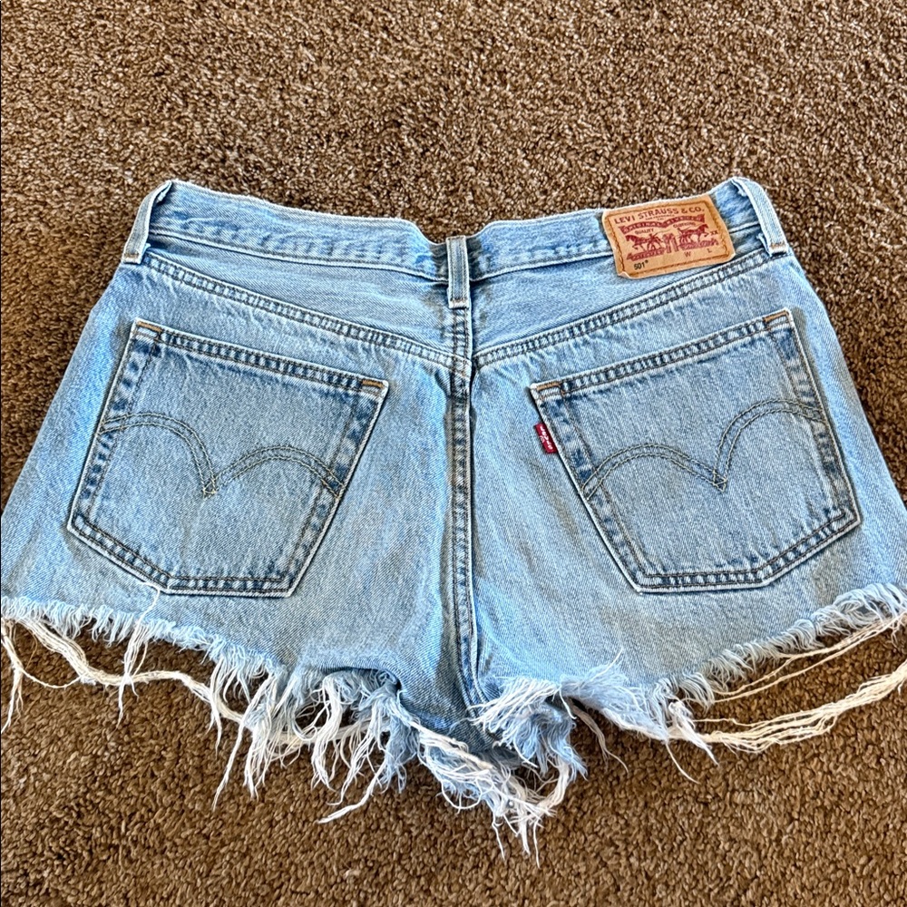 Women’s Levi’s denim cutoff shorts button fly sz 28 daisy dukes - Picture 2 of 2